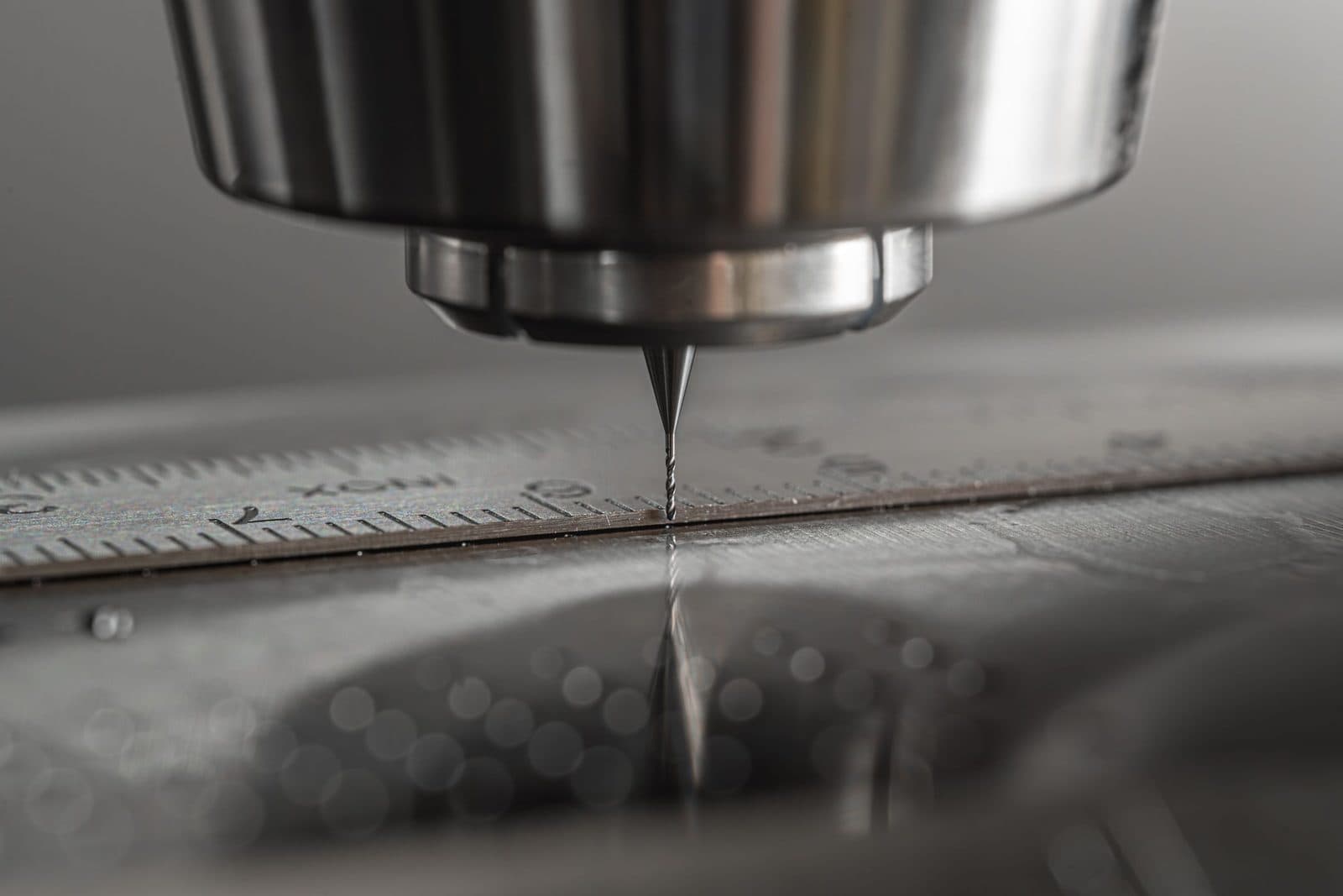 Detail CNC obrábění kovového dílu