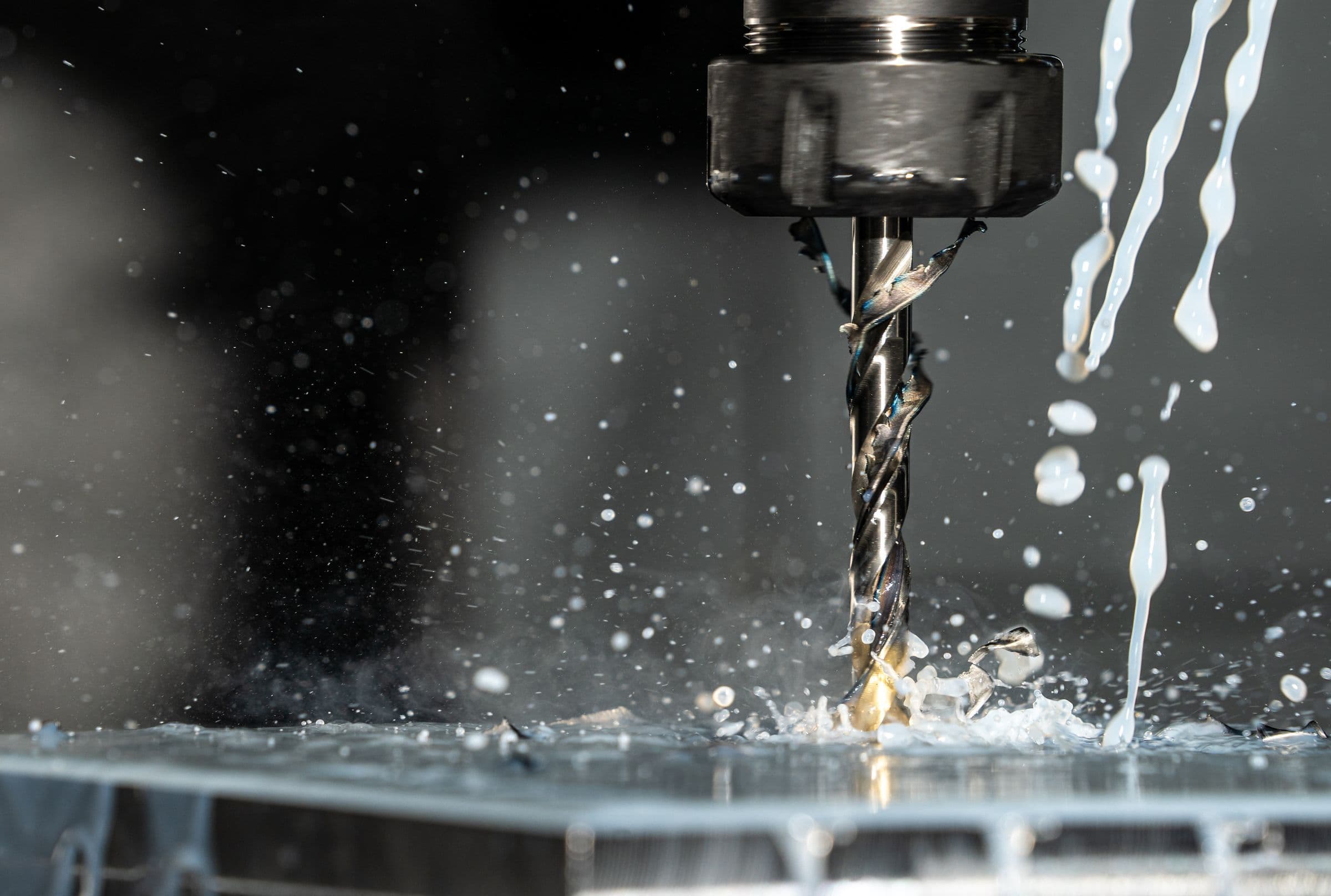 Detail CNC obrábění s procesní kapalinou